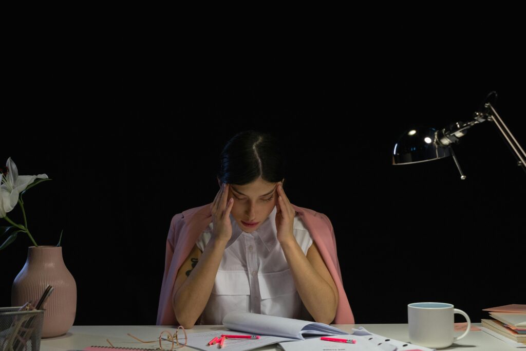 Хронічний стрес і тіло: як організм сигналізує про проблему